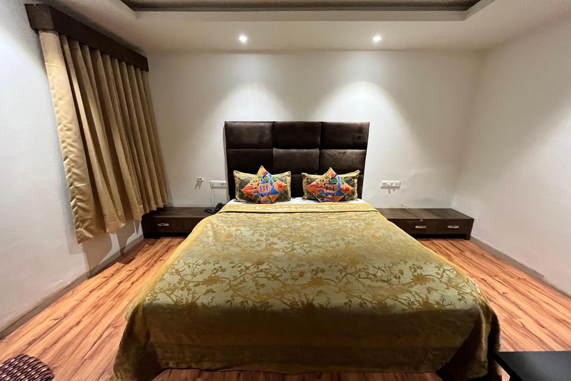 Hotel Shailly Inn Ahmedabad Bagian luar foto