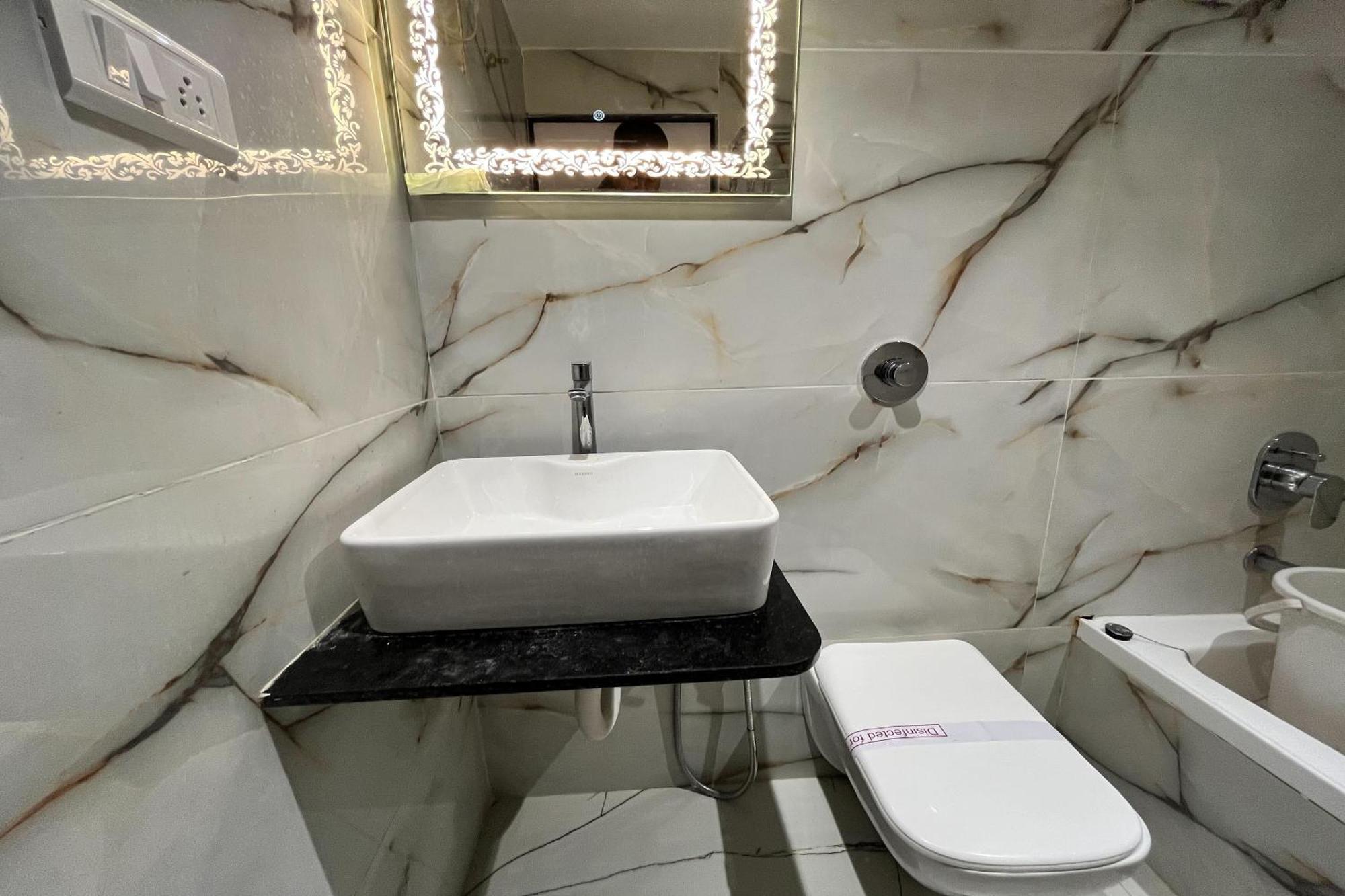 Hotel Shailly Inn Ahmedabad Bagian luar foto