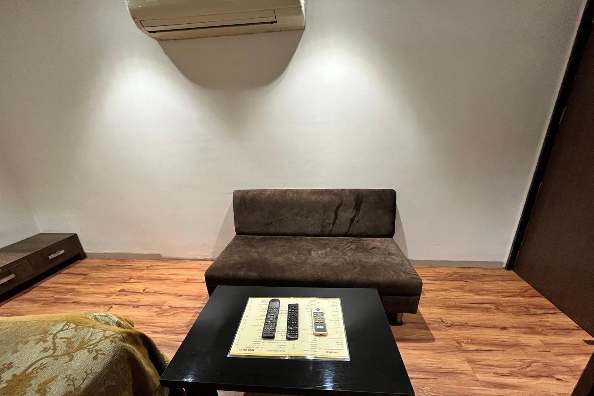 Hotel Shailly Inn Ahmedabad Bagian luar foto
