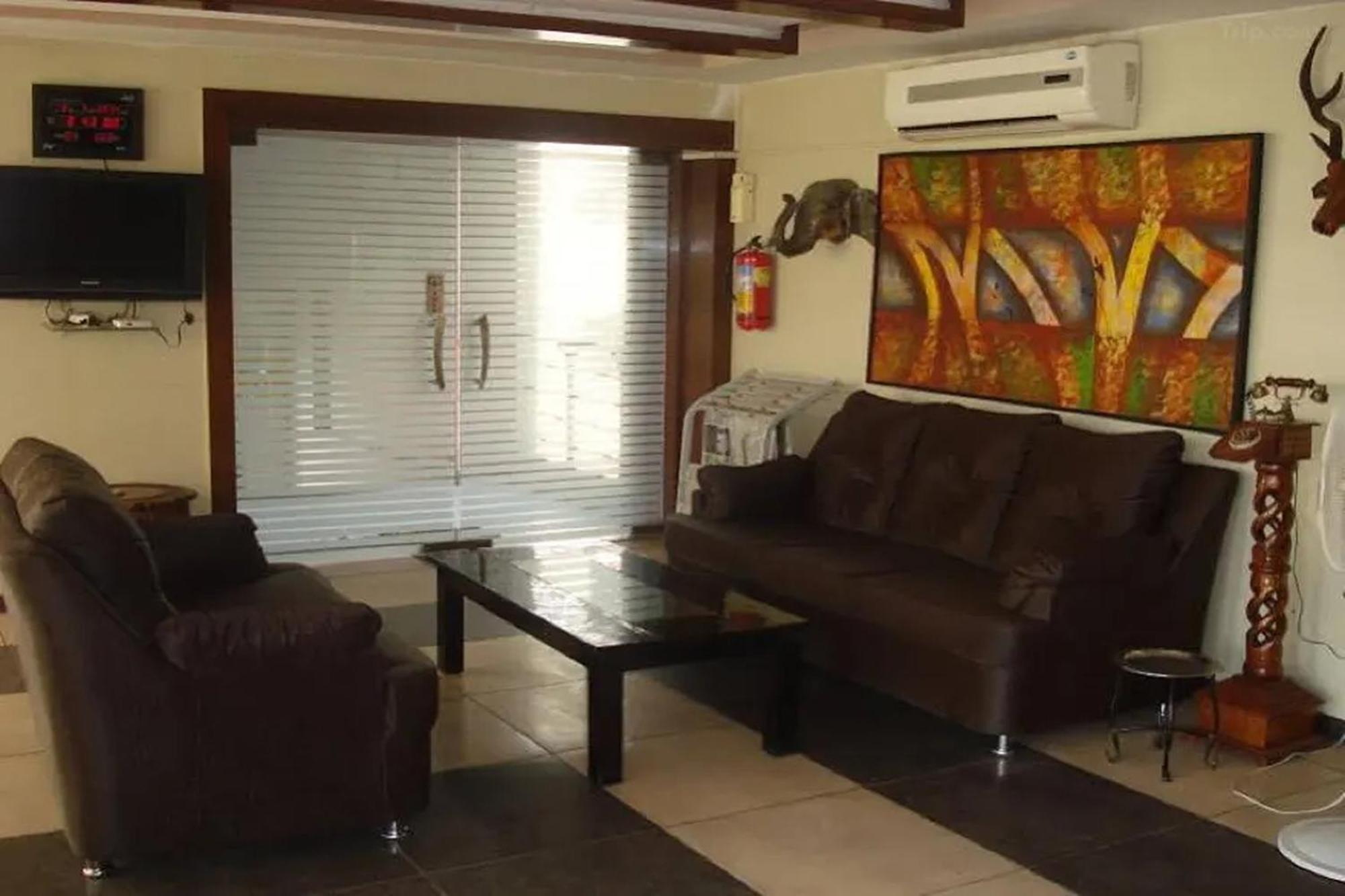 Hotel Shailly Inn Ahmedabad Bagian luar foto