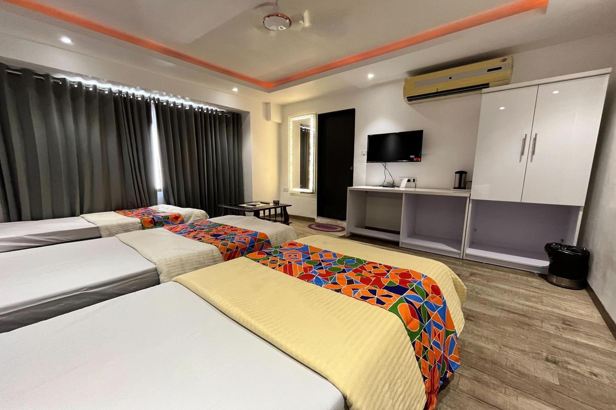 Hotel Shailly Inn Ahmedabad Bagian luar foto