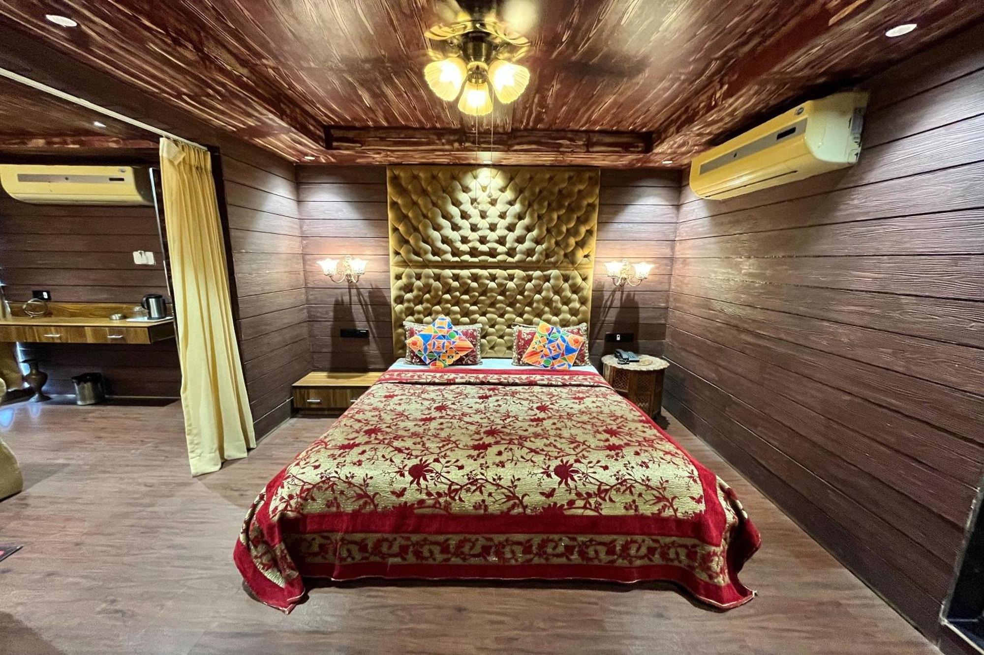 Hotel Shailly Inn Ahmedabad Bagian luar foto