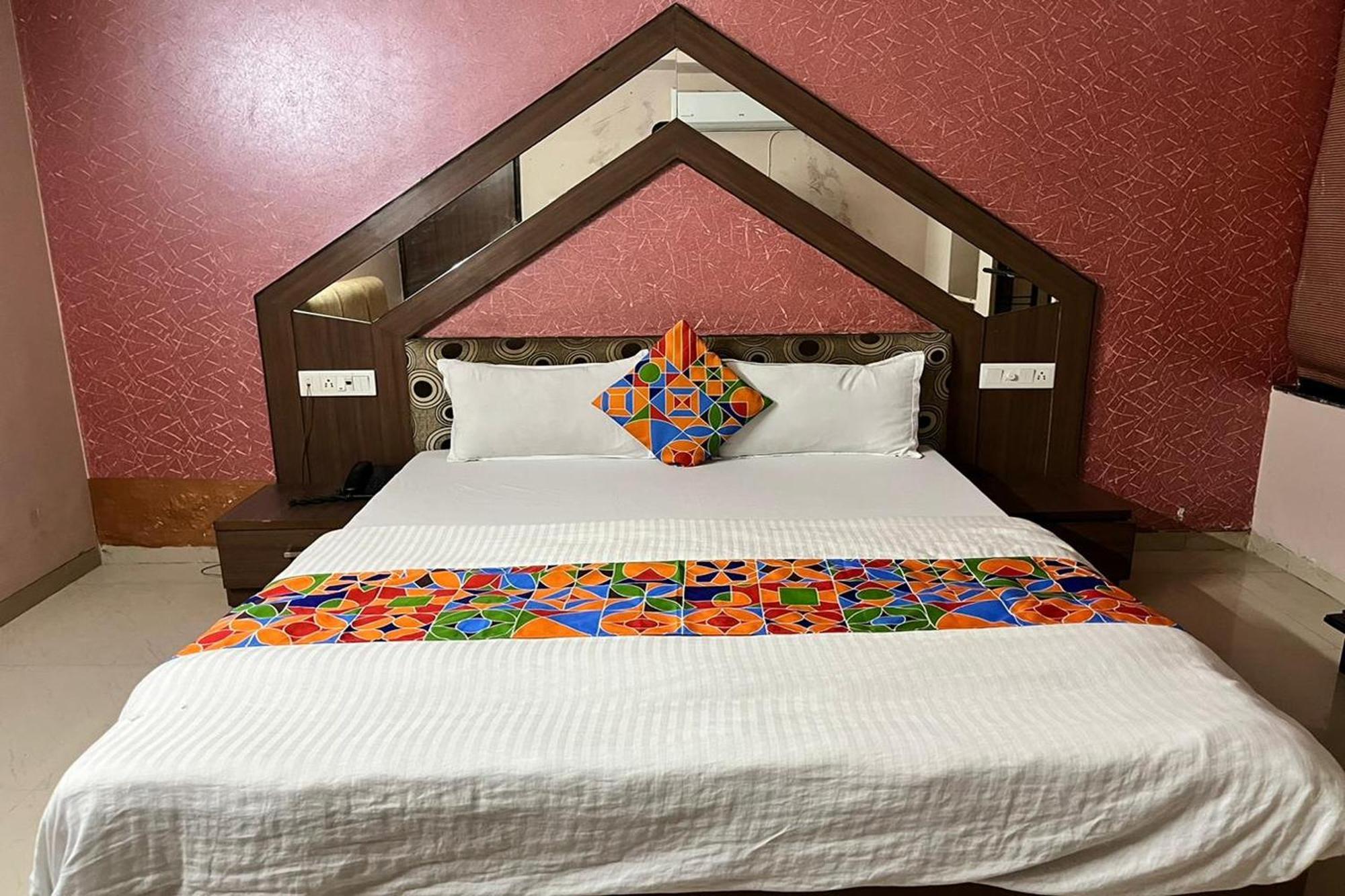 Hotel Shailly Inn Ahmedabad Bagian luar foto