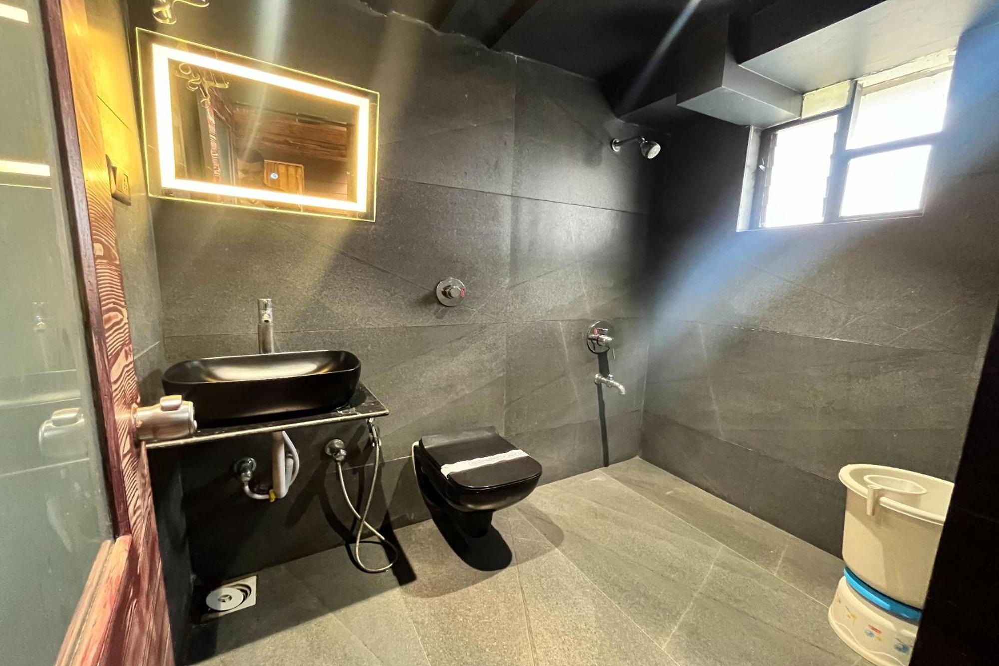 Hotel Shailly Inn Ahmedabad Bagian luar foto