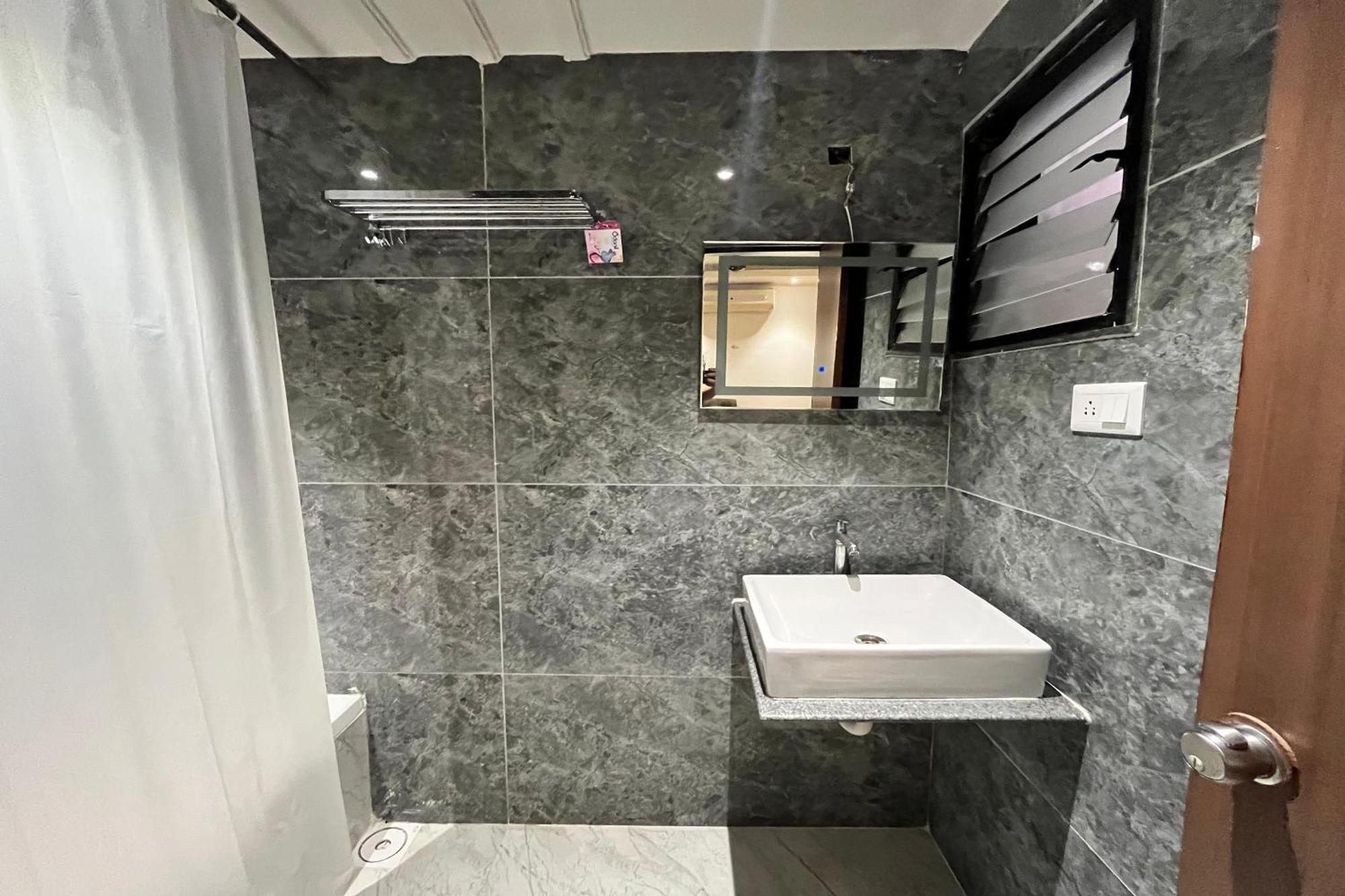 Hotel Shailly Inn Ahmedabad Bagian luar foto