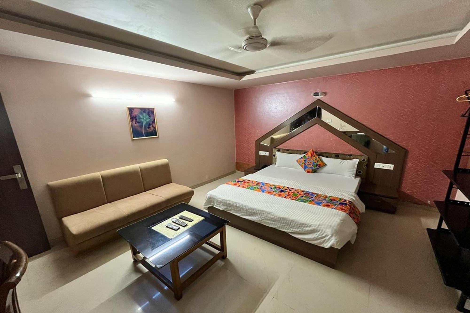 Hotel Shailly Inn Ahmedabad Bagian luar foto