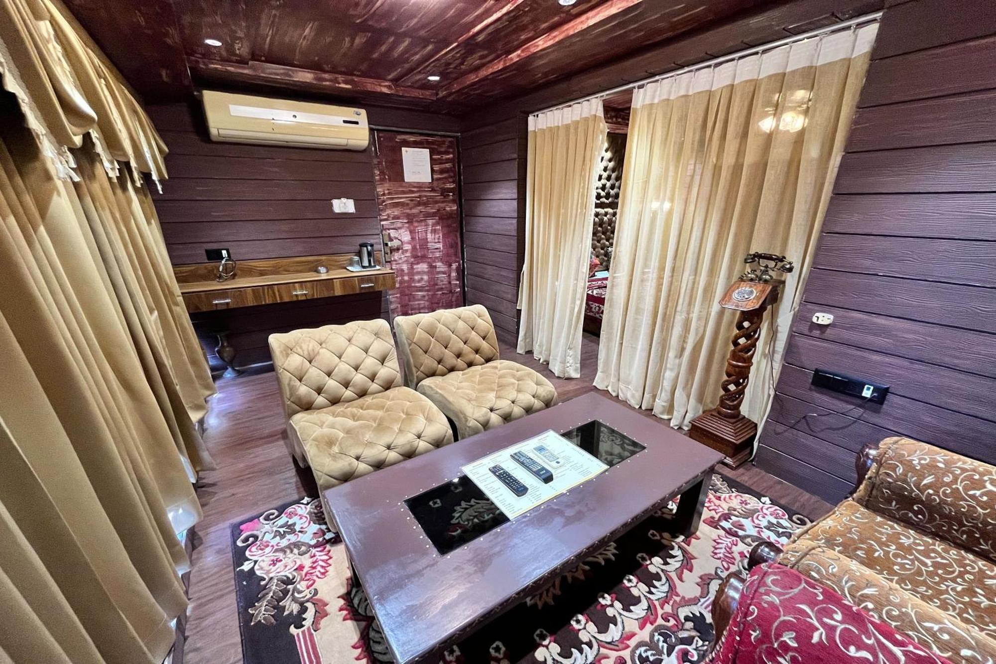 Hotel Shailly Inn Ahmedabad Bagian luar foto