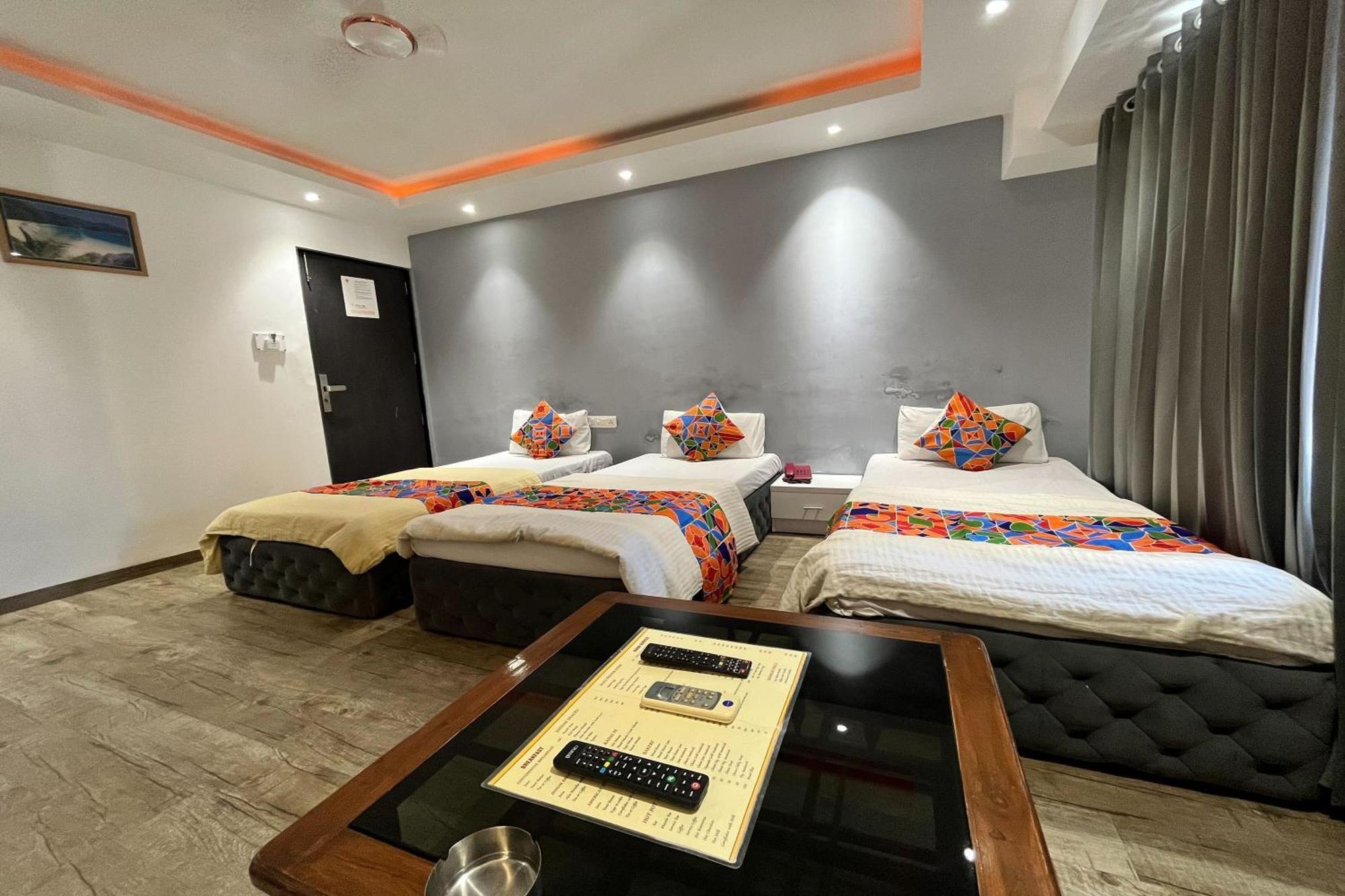 Hotel Shailly Inn Ahmedabad Bagian luar foto