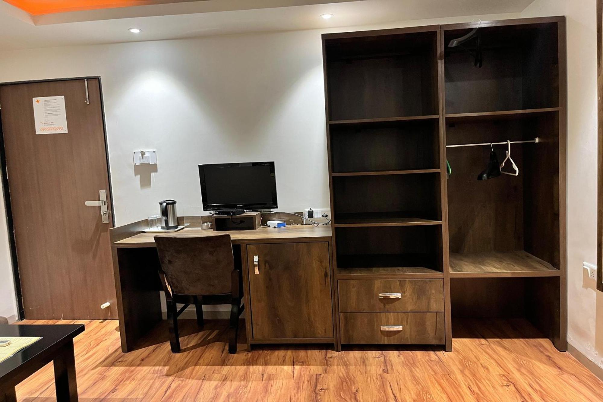 Hotel Shailly Inn Ahmedabad Bagian luar foto