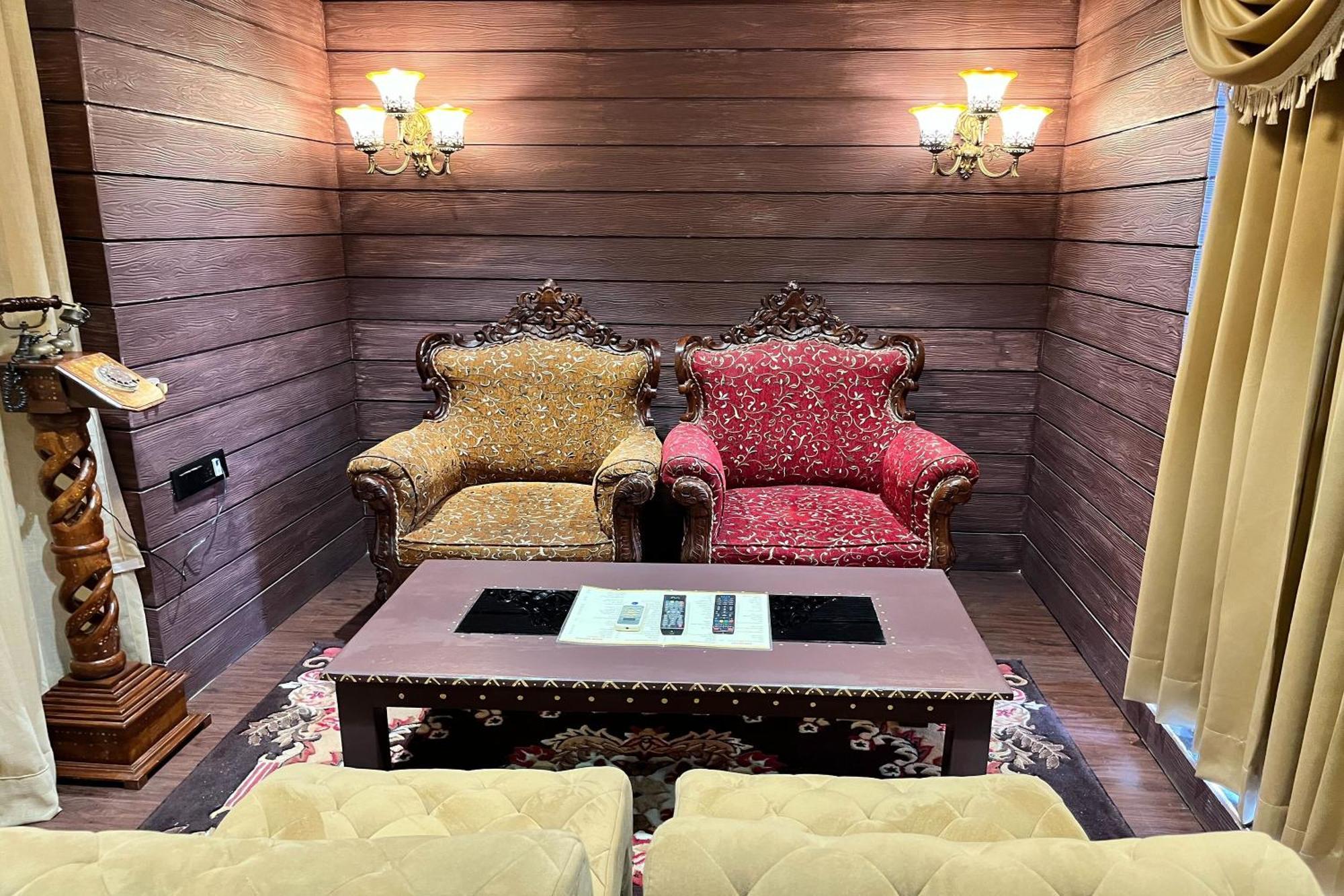 Hotel Shailly Inn Ahmedabad Bagian luar foto