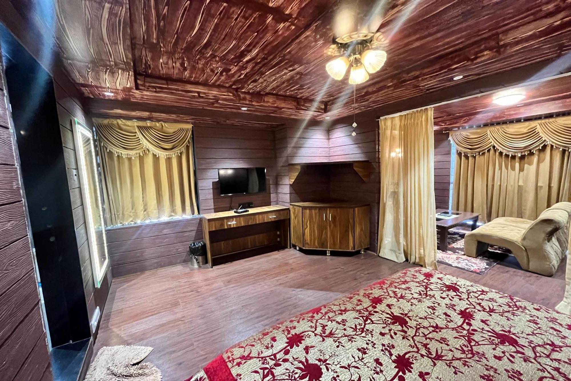 Hotel Shailly Inn Ahmedabad Bagian luar foto