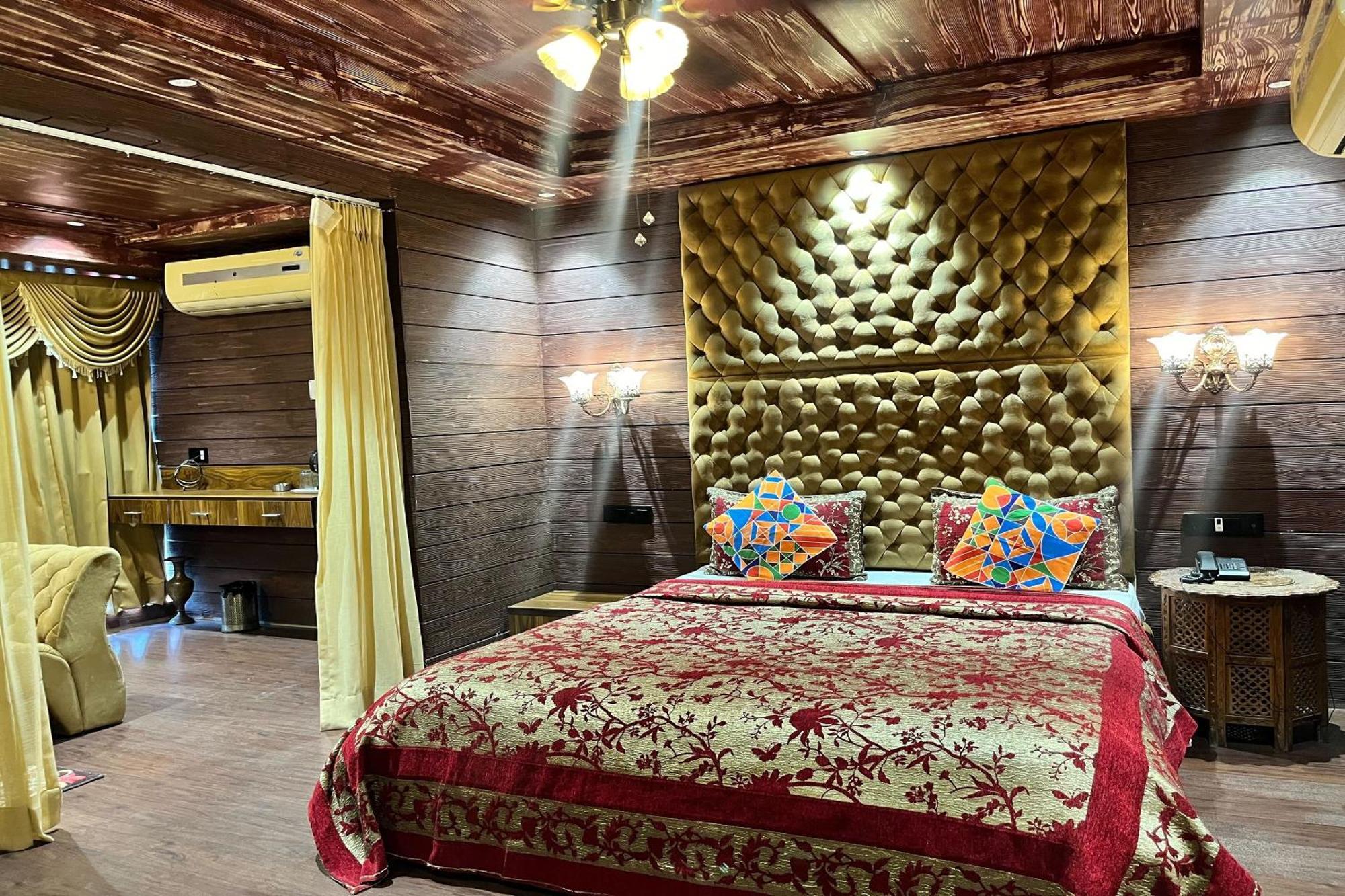 Hotel Shailly Inn Ahmedabad Bagian luar foto